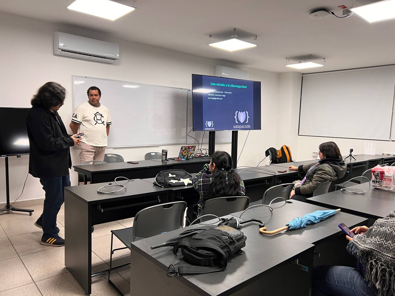 Charla del Profesor Gerardo Contreras sobre Una Mirada a la Ciberseguridad